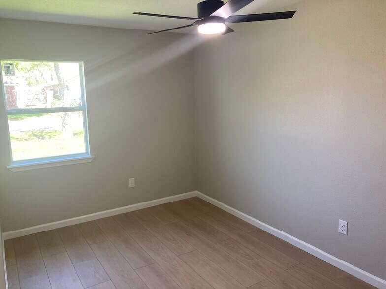 Building Photo - 2627 32nd Ave N