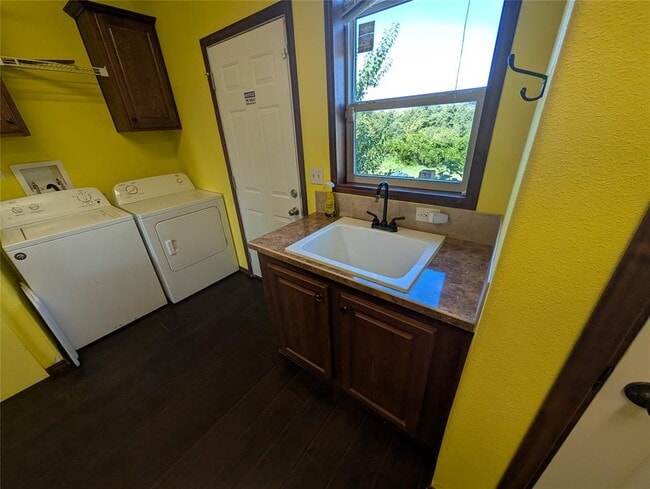 Building Photo - 13908 Kelly Dr