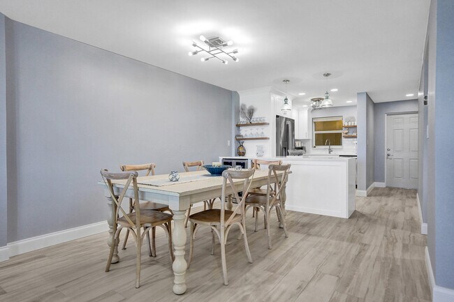Building Photo - 1021 Hillsboro Mile