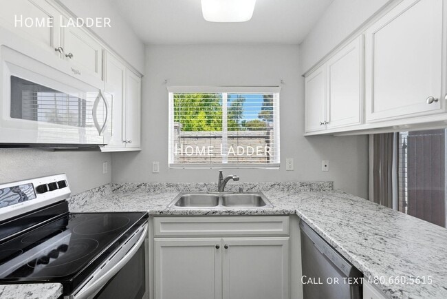 Building Photo - 1021 W Laguna Dr