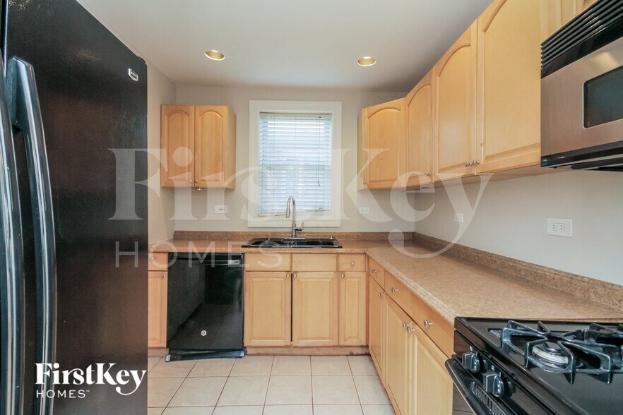 Building Photo - 15006 Avers Ave