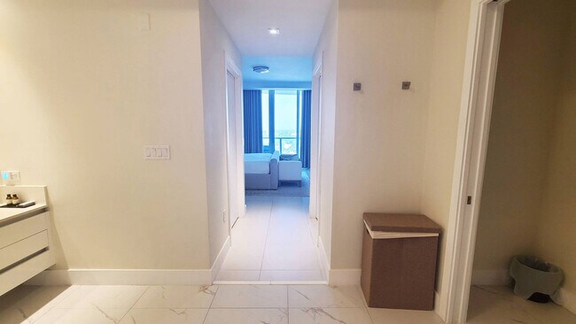 Building Photo - 3100 N Ocean Dr