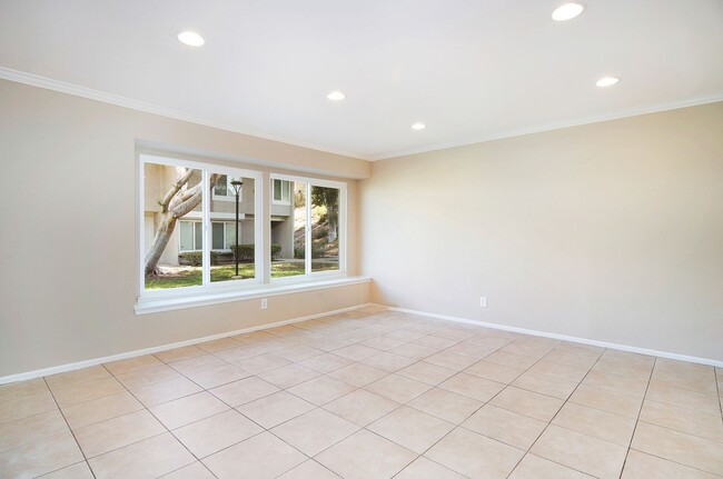 Building Photo - Live by the Lakeside -  Upgraded Spacious TOWNHOME in Lakeside Park