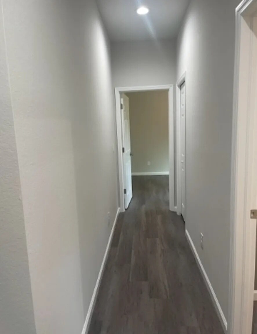 Building Photo - 548 Redwood Ave S