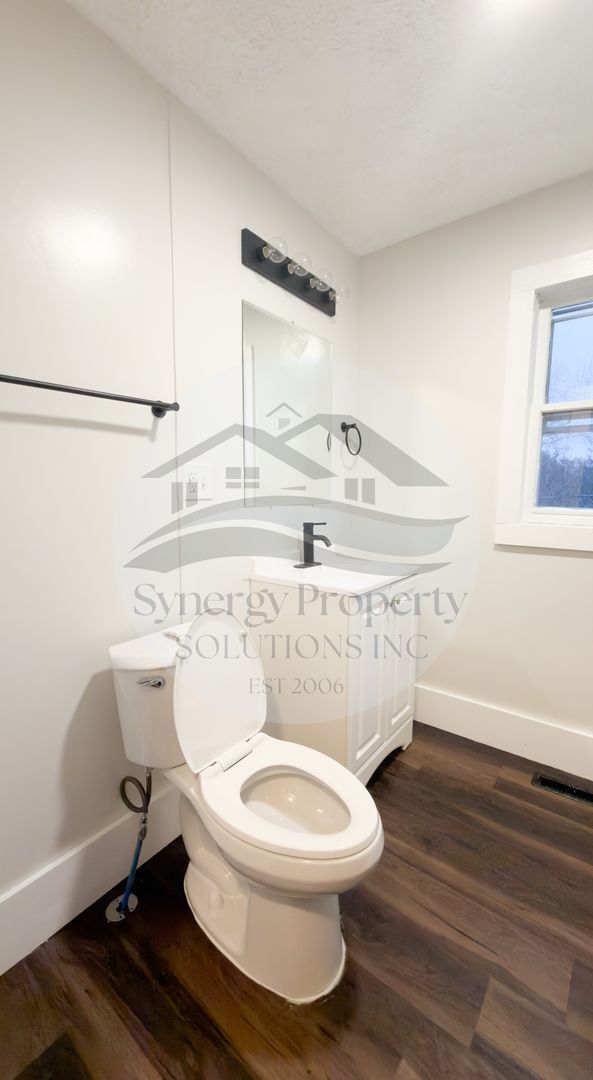 Building Photo - Large Home Available Now