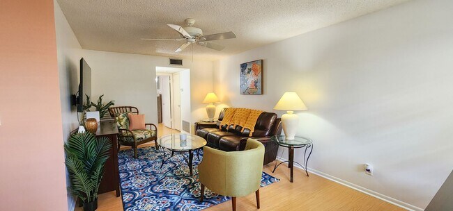 Building Photo - Coming Soon! Beautifully furnished 1 bedroom 1.5 bath condo