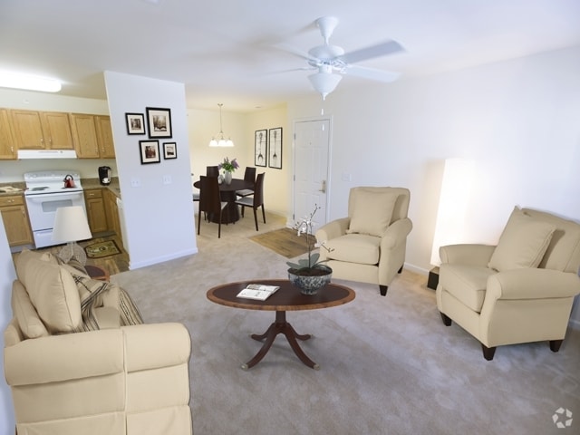 Living Room/Dining Area - Fairway Breeze