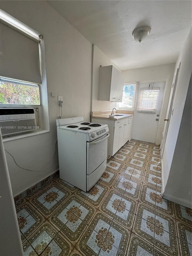 Building Photo - 3690 SW 14th St