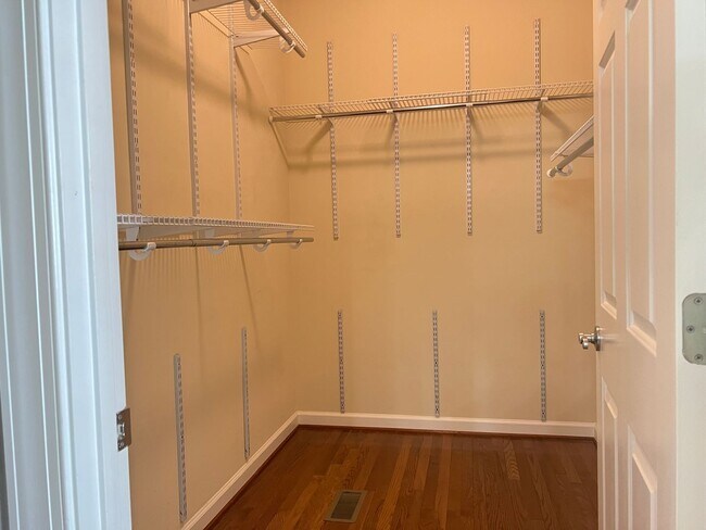 Building Photo - Spacious 3 Bed | 3.5 Bath End Unit Townhom...