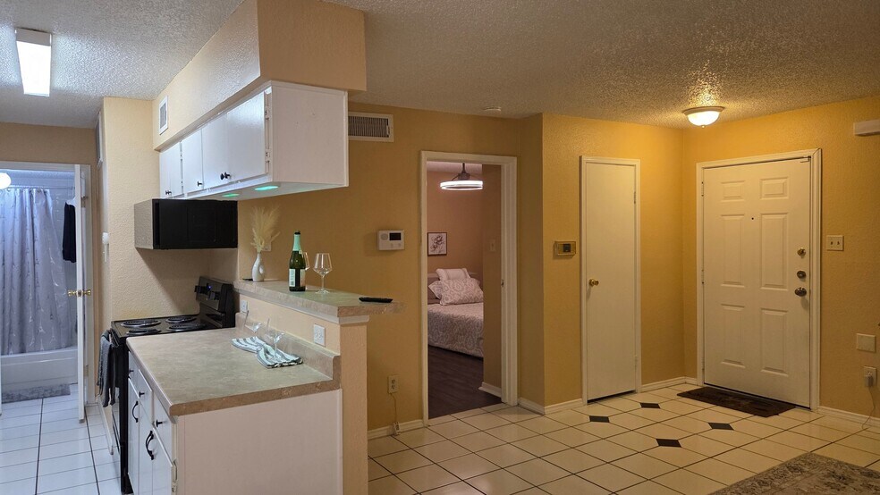 Building Photo - 2750 Holly Hall St