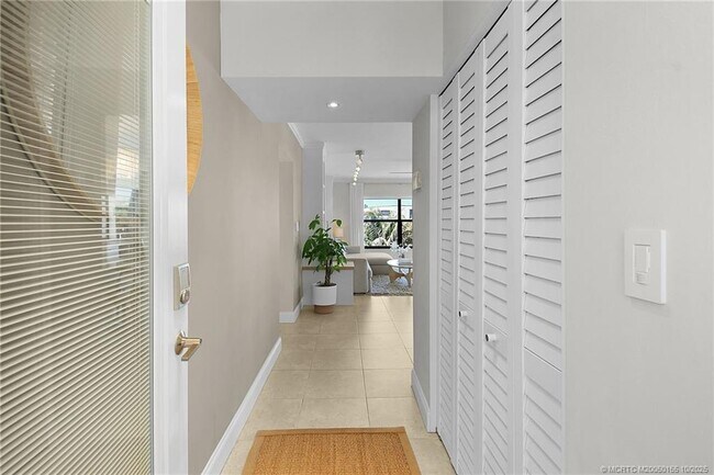 Building Photo - 1289 NE Ocean Blvd