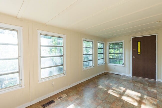 Building Photo - 2 Bed, 1 Bath, Manufactured Home in Harper...