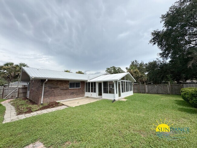 Building Photo - 1501 Royal Palm Dr