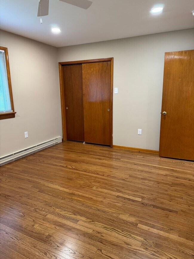 Building Photo - Stunning 3-bedroom, 3-bathroom single family home