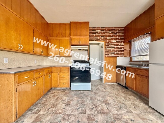 Building Photo - 3 Bedroom House