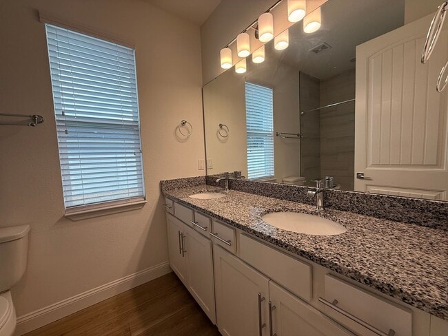 Building Photo - Beautiful 4 bedroom 2 bathroom home