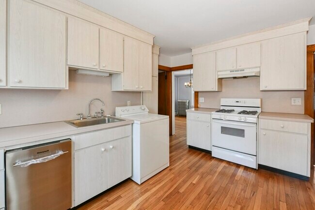 Building Photo - 22 Wyvern St