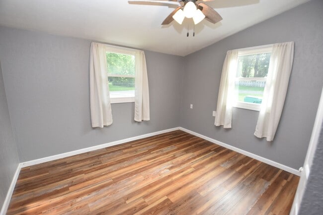 Building Photo - 4 bedroom 2 bath home close to UP Mall