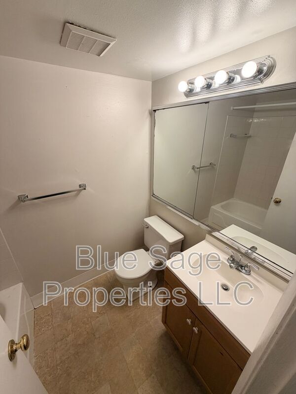 Building Photo - 768 Putnam Blvd