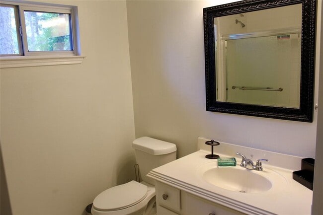 Building Photo - 6 Greycrest Pl