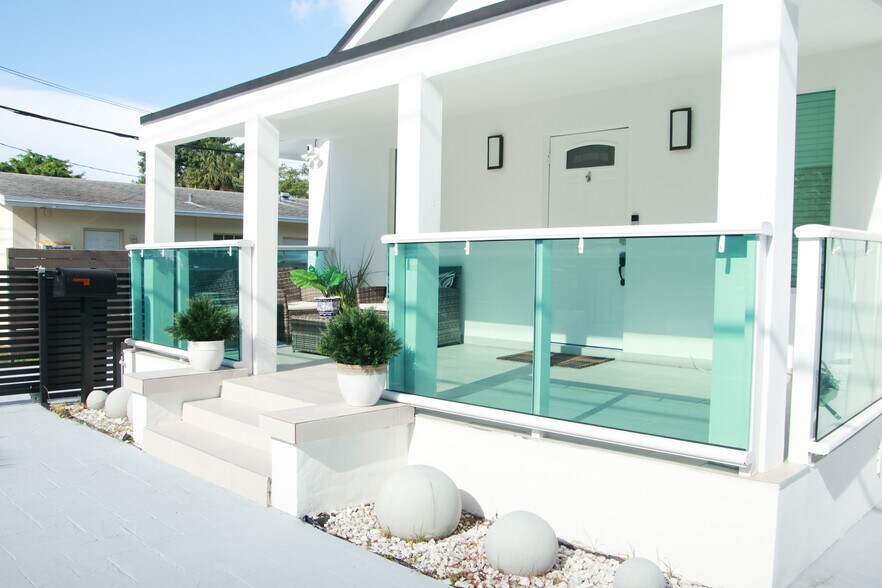 Building Photo - 920 SW 4th Ave