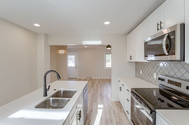 Building Photo - UPDATED 2 Bedroom Duplex With Garage!!