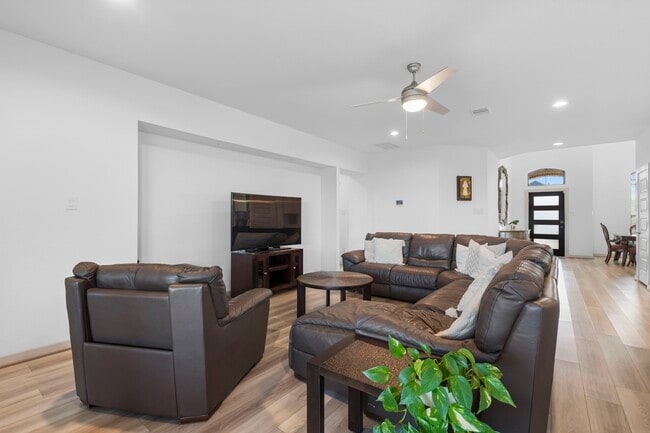 Building Photo - 28410 Hannahs Harbor Ln