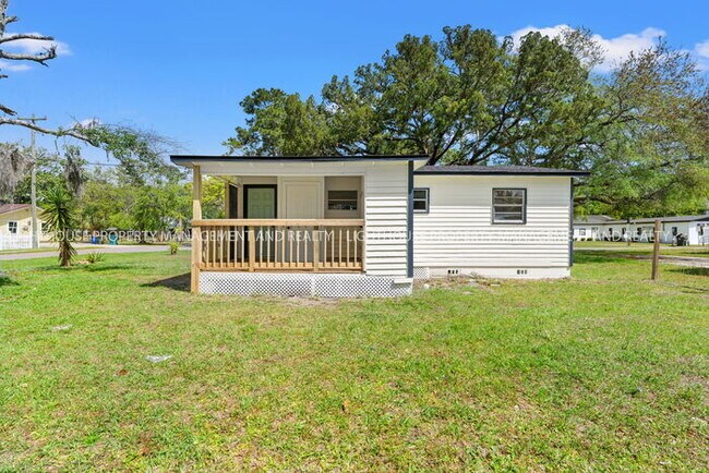 Building Photo - Updated 2 Bedroom Home Near Naval Station Mayport