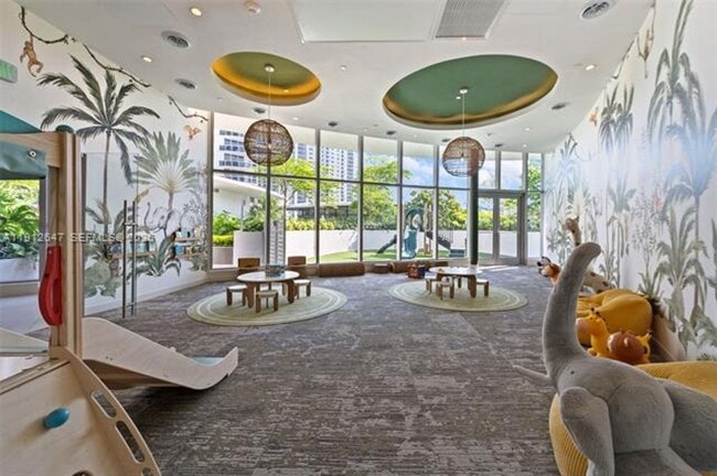 Building Photo - 700 NE 24th St