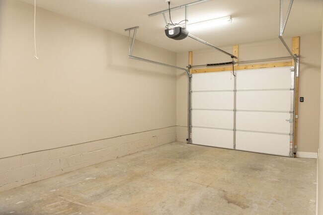 Building Photo - Condo Living 26 Hundred sq Ft!!