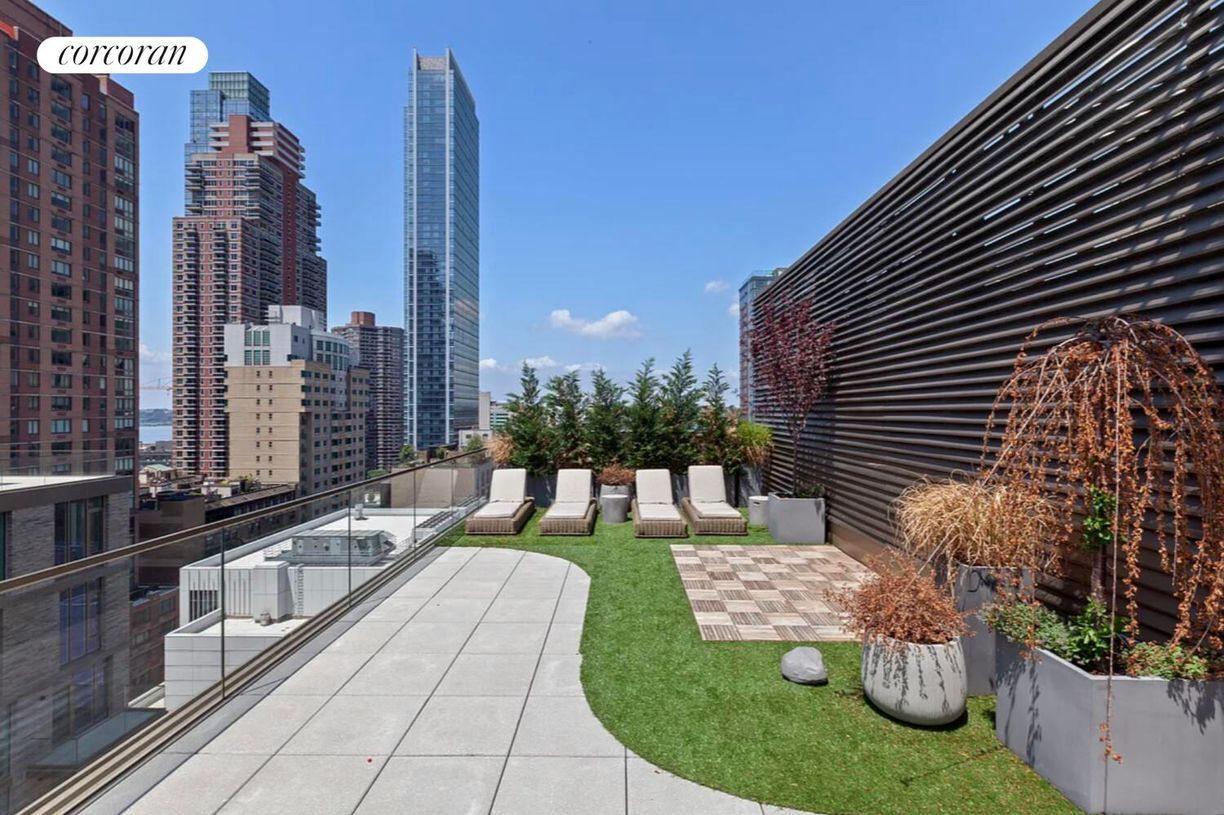 Building Photo - 505 W 43rd St