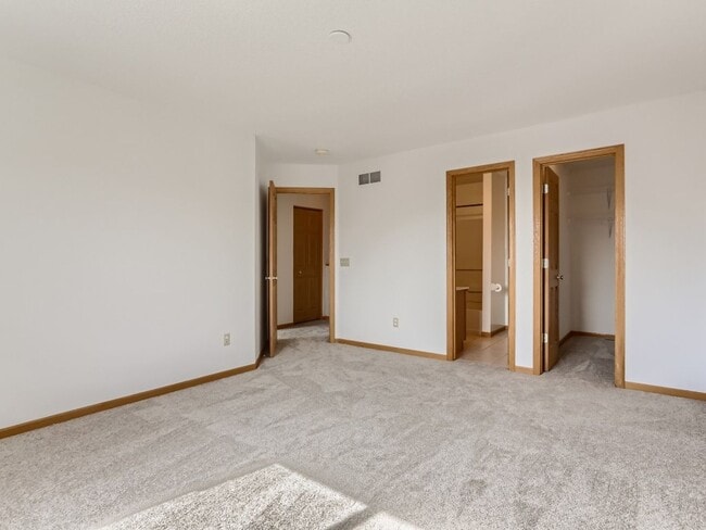 Building Photo - Stunning Woodbury Townhome -- NEW CARPET A...