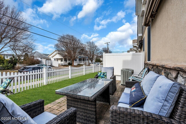 Building Photo - 120 10th Ave