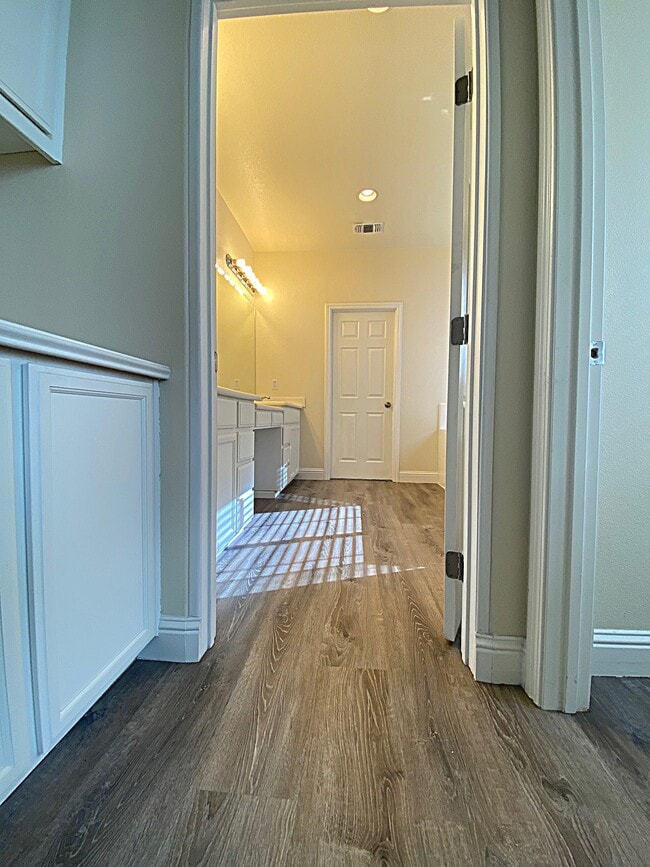 Building Photo - 1042 Tulloch Dr