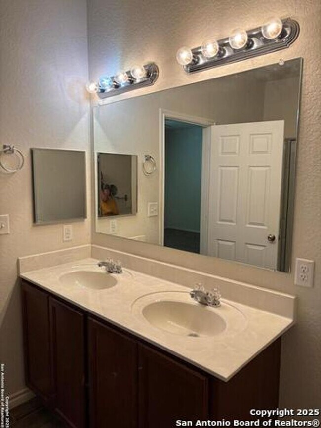 Building Photo - Welcome to this spacious 4 bedroom, 2 bathroom home located in Selma, TX.