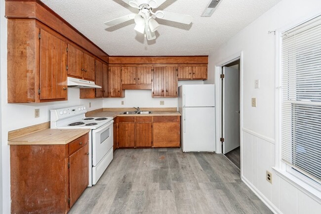 Building Photo - 2 Bedroom, 1.5 Bathroom Townhome - Summerville