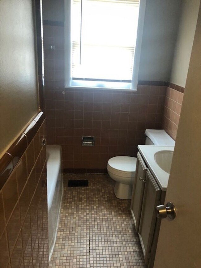 Building Photo - 532 26th Ave NW