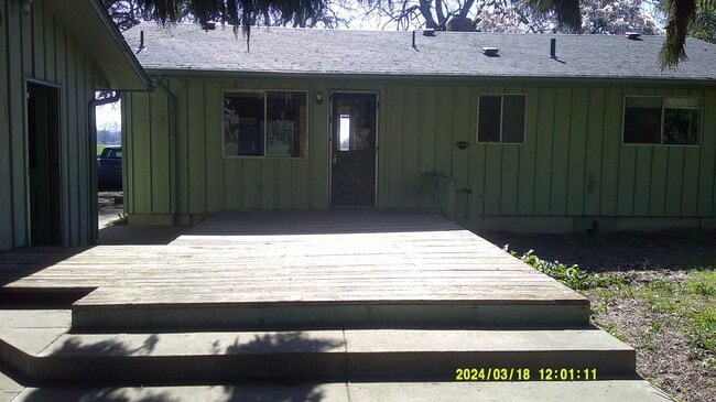 Building Photo - Quiet Country Home