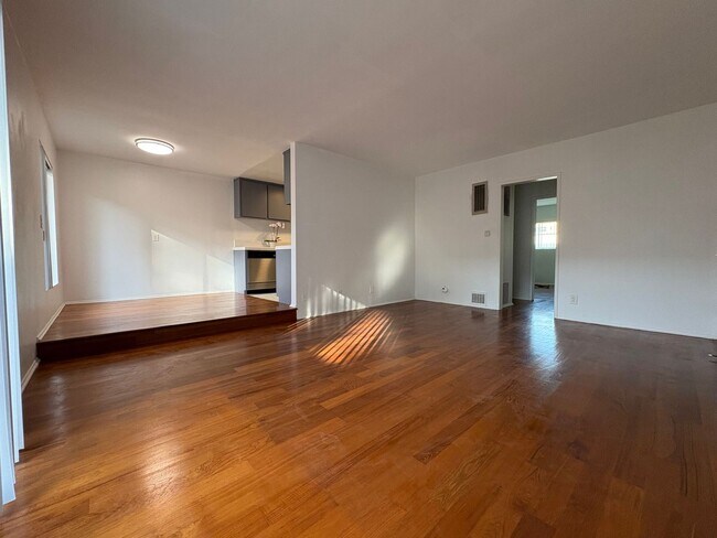 Building Photo - One Bedroom Condo Near Trendy Montana Ave.