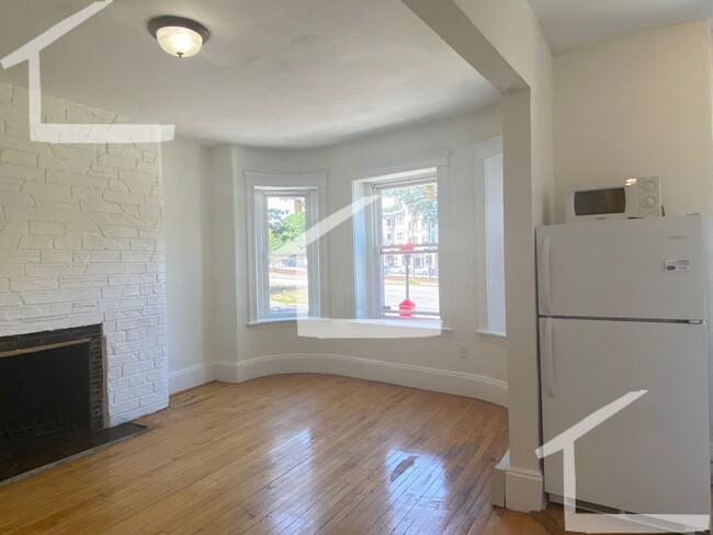 Building Photo - 8/1 Sunny, spacious 2BR right on Green Line!