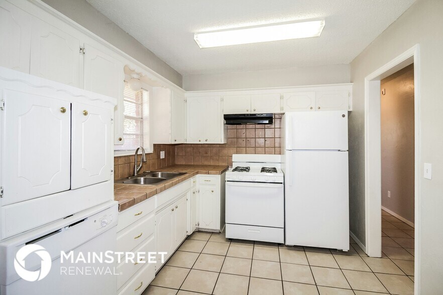 Building Photo - 808 Lotus Ave