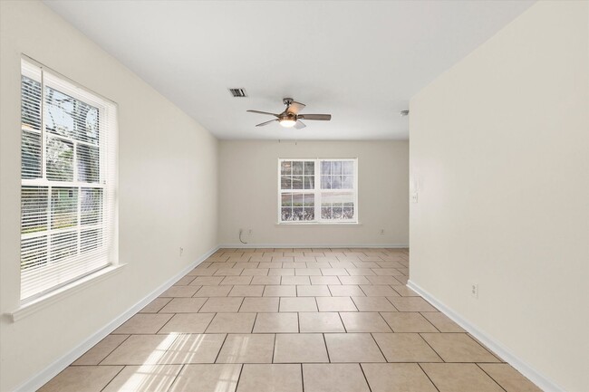 Building Photo - 735 Putnam Dr