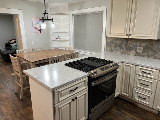 Building Photo - 2 Maple St