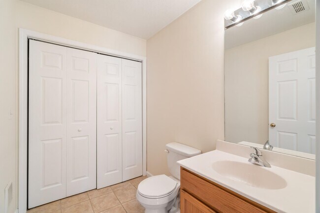 Building Photo - 1703 Maple View Way