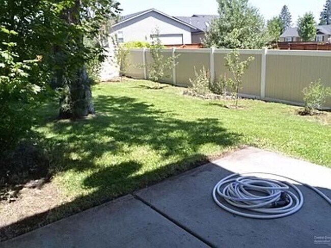 Building Photo - 3 Bed 2.5 Bath Home in desirable location!