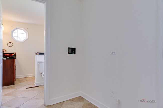 Building Photo - 813 Meadow Ln