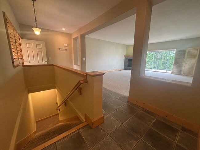 Building Photo - 2 Bed/2.5 Bath Townhome with A/C and gas f...