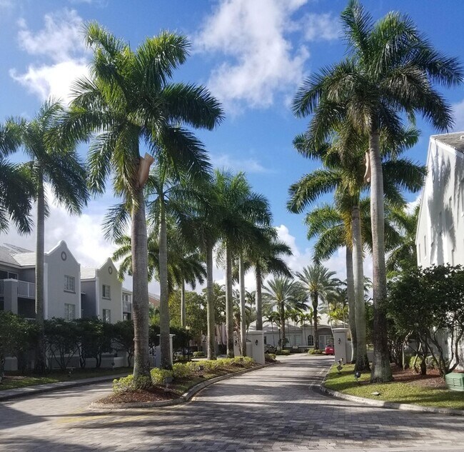 Building Photo - Cozi, breezy condo unit.