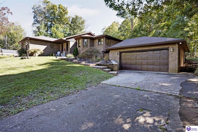 Building Photo - 306 Forest Trce