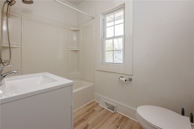 Building Photo - 575 Woodbine Ave